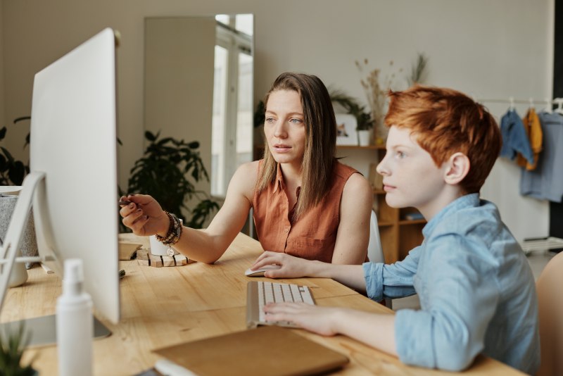 /data/zo2020/photo-of-woman-teaching-his-son-4145354-pexels.jpg