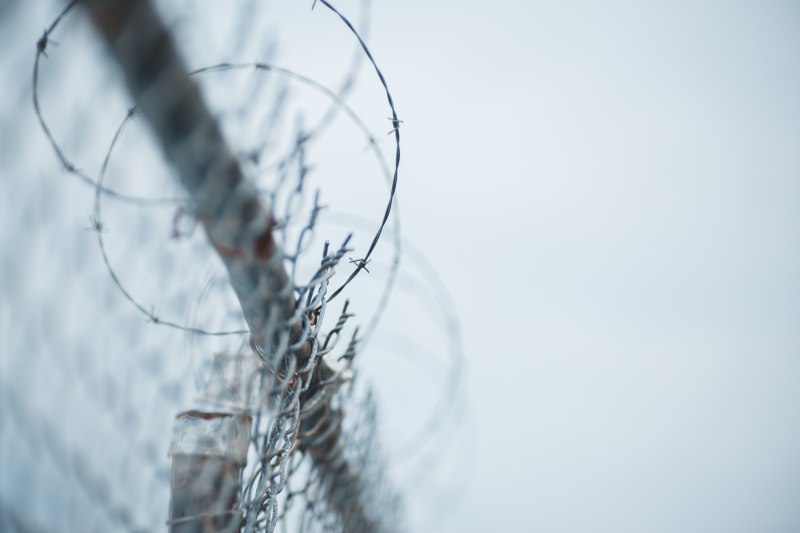 /data/zo2021/black-wire-fence-with-water-droplets.jpg