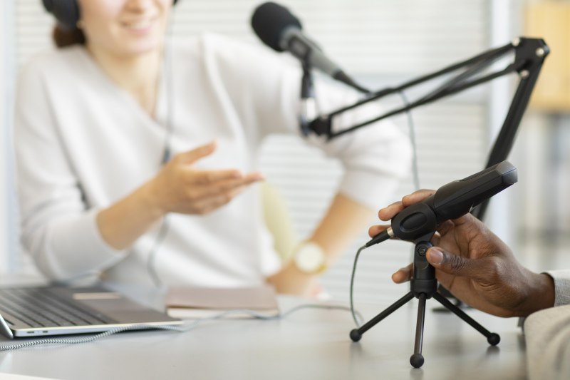 /data/zo2021/freepik-woman-asking-questions-podcast.jpg