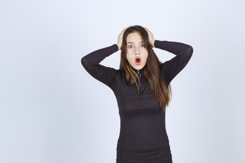 /data/zo2021/freepik-young-woman-holding-her-head-as-she-has-headache-got-thrilled.jpg